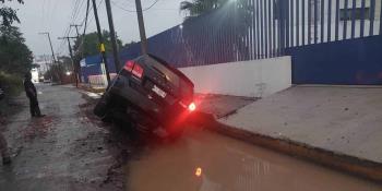 Auto cae en zanja de obra del distribuidor vial Guayabal