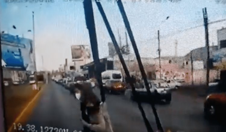 Mexibús atropella a pareja en Edomex… el momento fue captado en video