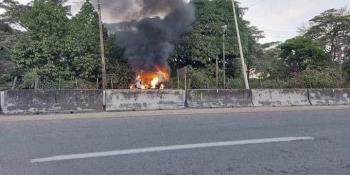 Se incendia pochimóvil cerca de la entrada 1 de la refinaría de Dos Bocas