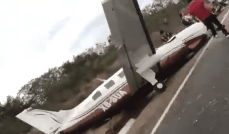 Avioneta aterriza de emergencia en la autopista Mazatlán-Culiacán