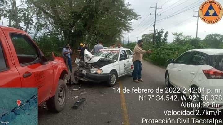 Choque entre taxi y un auto deja 2 heridos en carretera Teapa-Tacotalpa