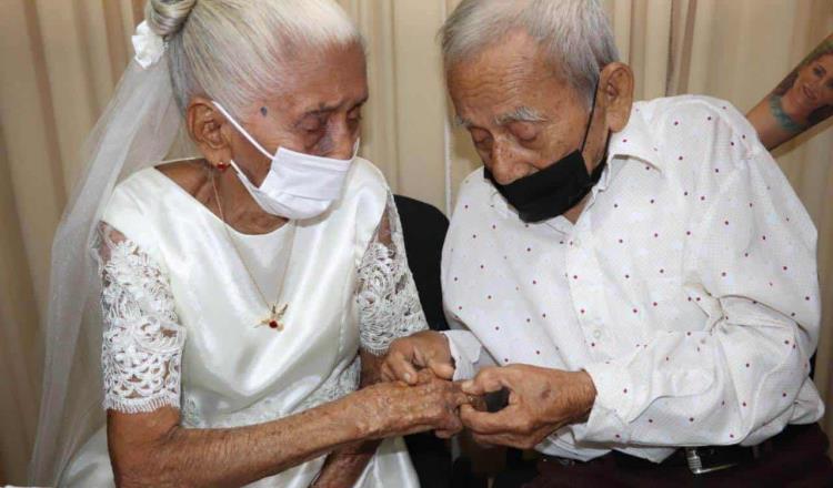 Abuelitos celebran San Valentín casándose en Bacalar