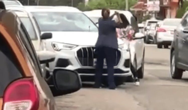 Mujeres dan de martillazos a camioneta Audi en fraccionamiento Carrizal