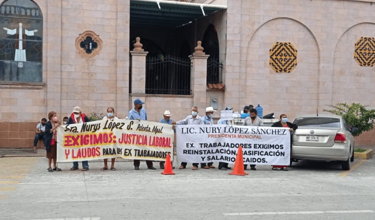 Protestan ex trabajadores frente a Ayuntamiento de Jalpa en reclamo por laudos