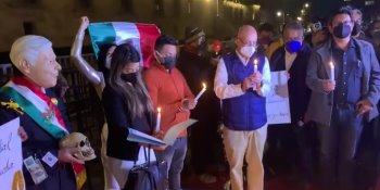 Padres de niños con cáncer protestan y guardan minuto de silencio en Palacio Nacional