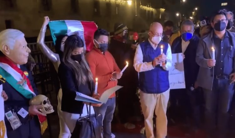 Padres de niños con cáncer protestan y guardan minuto de silencio en Palacio Nacional