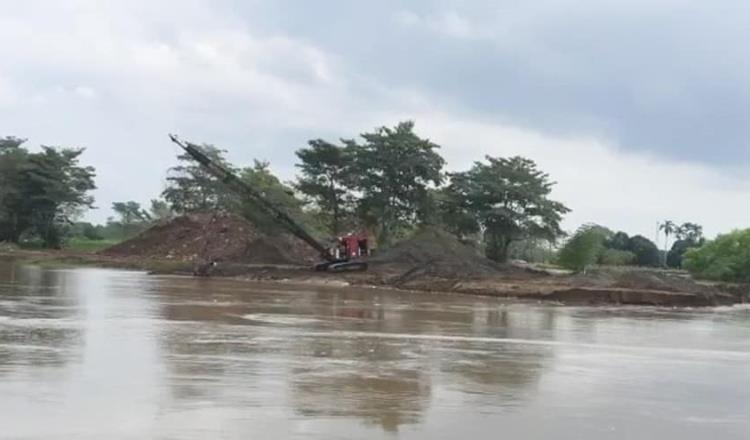 Empresa extrae arena de río de la Sierra y provoca deslave en 12 viviendas en Los Acosta