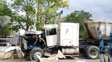 Chocan góndolas en puente Grijalva IV; conductor resulta lesionado