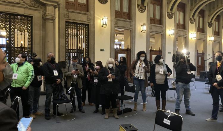 Periodistas en La Mañanera guardan minuto de silencio por compañeros asesinados