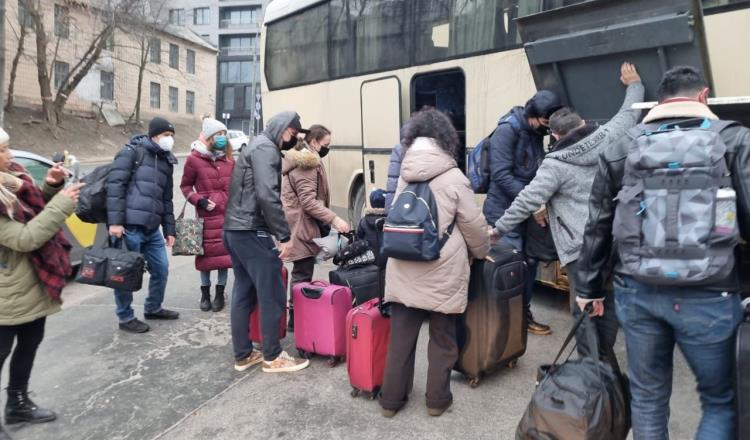 Trasladan a familias mexicanas residentes en Kiev al sur de Ucrania