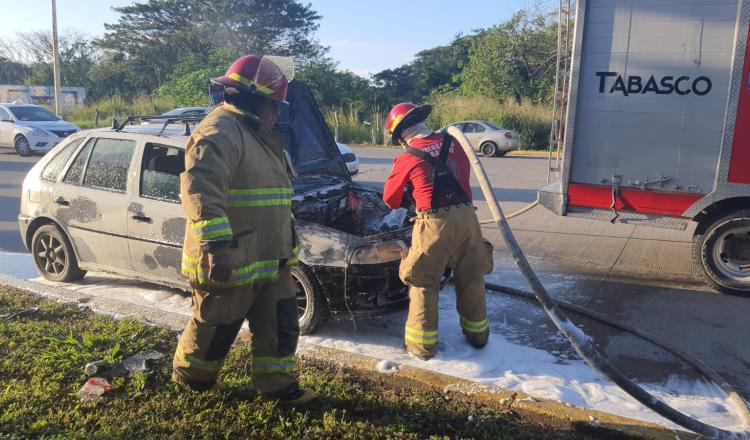 Se quema auto en bulevar Bicentenario