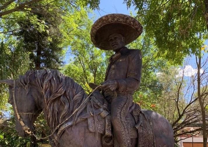 Con estatua, homenajean a Vicente Fernández en aniversario de su natalicio