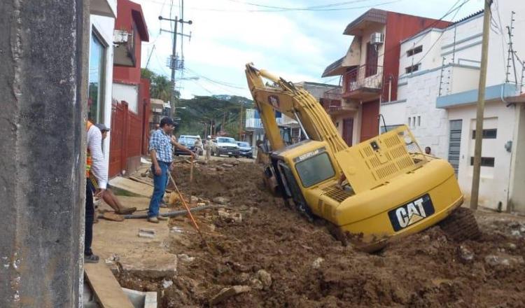Se hunde excavadora que realizaba trabajos en calles de Teapa