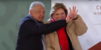 Bromea AMLO con gobernadora de Chihuahua por su lesión en la mano derecha