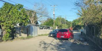 Carretera destrozada, trampa para automovilistas en Medellín tercera.