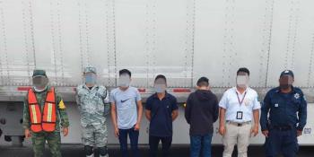 Detienen a trailero por trasladar migrantes en Tabasco