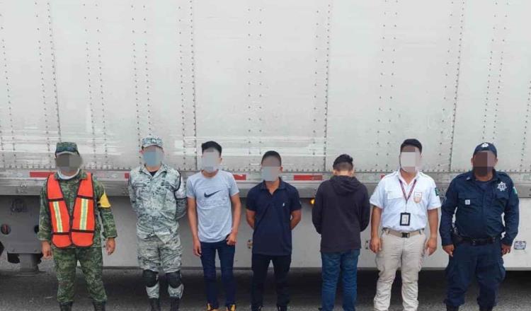 Detienen a trailero por trasladar migrantes en Tabasco
