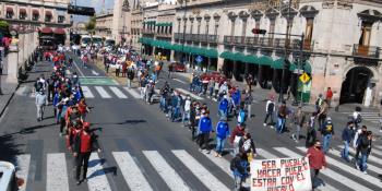 Marchan normalistas de Michoacán para exigir solución para estudiantes procesados