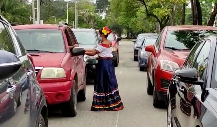 “Botean” jóvenes en semáforos para sostener albergue estudiantil cultural en Villahermosa