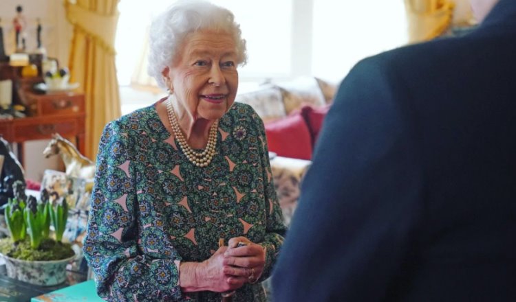 Reina Isabel II da positivo a COVID-19, tras contacto con el príncipe Carlos