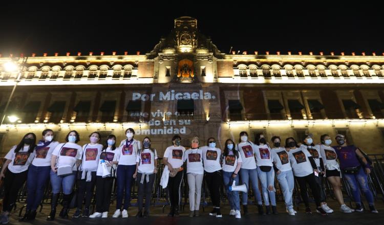 Palacio Nacional se ilumina con mensaje de mujeres atacadas con ácido… y con apoyo a AMLO