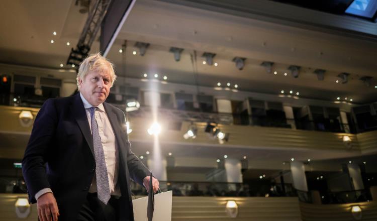 Boris Johnson pone fin a las últimas restricciones por COVID-19 en Inglaterra