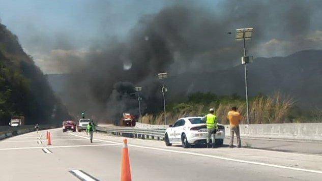 Se incendia tráiler con autos nuevos en la Autopista del Sol, en Guerrero