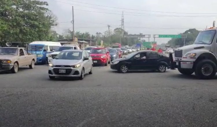 3 horas de congestionamiento vehicular deja choque de tráiler en la Cárdenas-Villahermosa