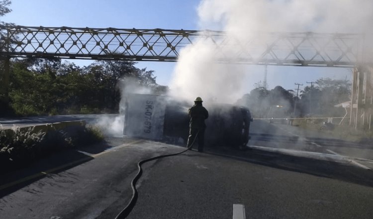 1 muerto y 1 lesionado deja incendio en camioneta cargada con pollos