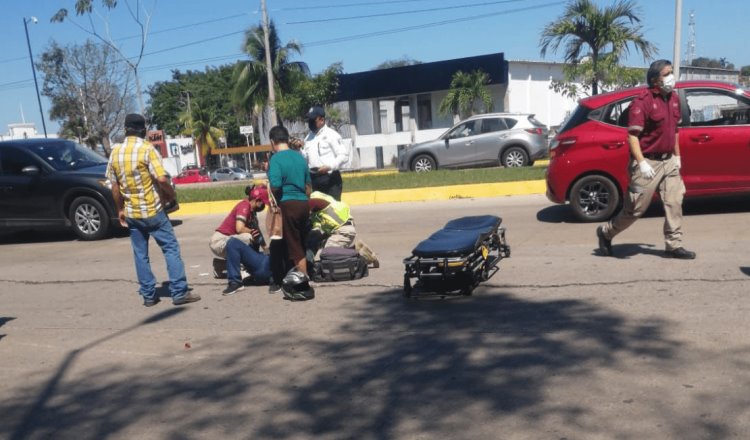 Joven se desmaya… en pleno periférico de Villahermosa