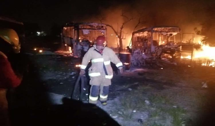 Incendio consume unidades de Transbus en bodega de Miguel Hidalgo