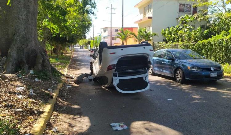 Pierde el control y vuelca en avenida Samarkanda