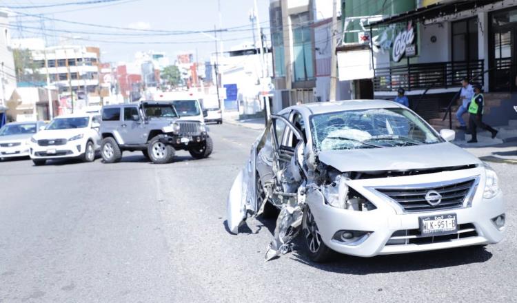 Embiste camioneta a auto compacto en Méndez