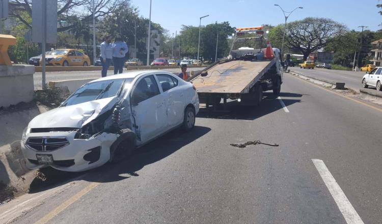 Choca carro en puente de distribuidor vial de Universidad