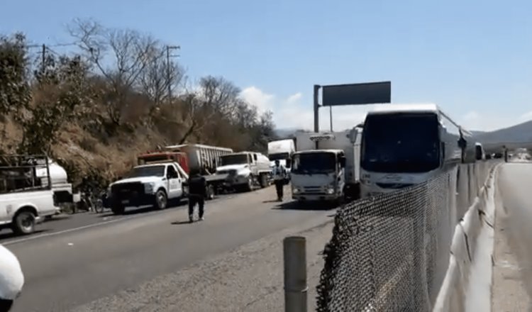 Normalistas exigen plazas y bloquean por 3 horas Autopista del Sol