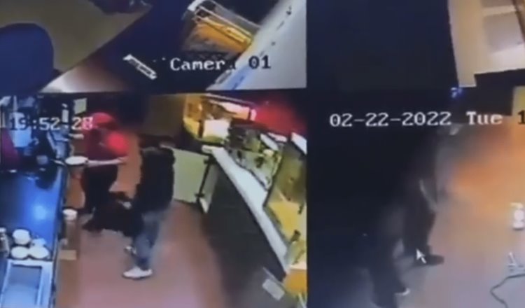 Con pistola en mano, sujetos asaltan un Cinemex en Nuevo León