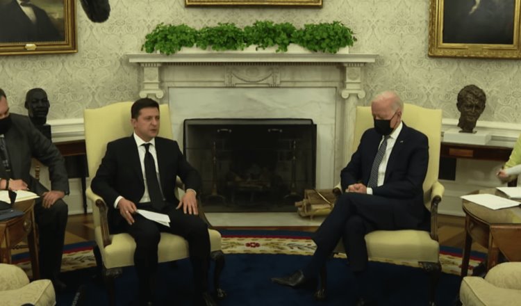 Zelenski y Biden hablan sobre fortalecimiento de sanciones contra Rusia