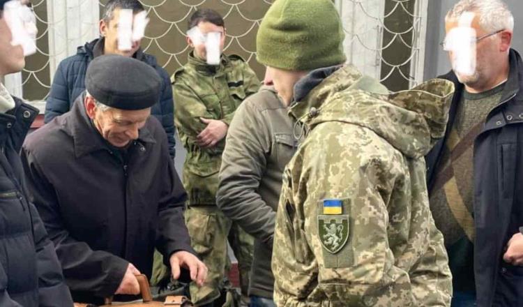 “Lo hago por mis nietos”, dice hombre de 80 años al unirse a Ejército de Ucrania 