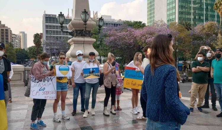 Ucranianos en México se manifiestan por la paz en el Ángel de la Independencia