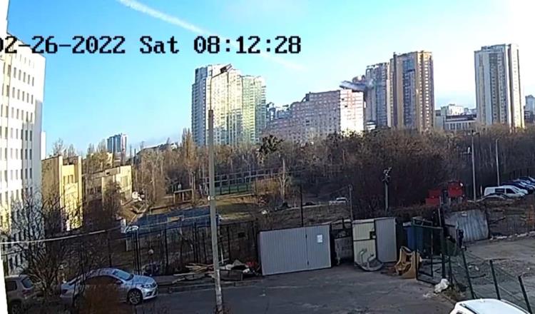Misil ruso impacta edificio en Kiev; habrían al menos 35 heridos 