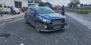 Protagonizan dos vehículos accidente en la Villahermosa-Cárdenas