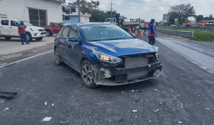 Protagonizan dos vehículos accidente en la Villahermosa-Cárdenas