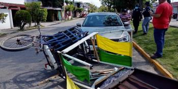 En Macuspana, choca triciclero contra vehículo y huye