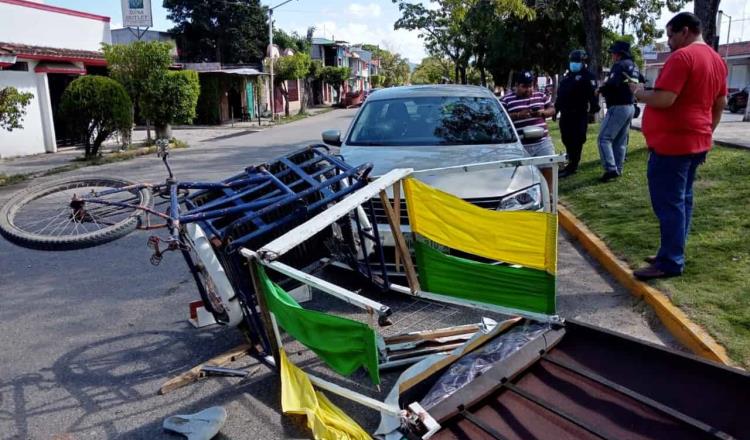 En Macuspana, choca triciclero contra vehículo y huye