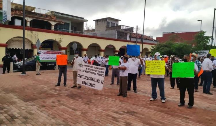 Se manifiestan vecinos de Villa Oriente en Comalcalco, para evitar desalojo de sus viviendas