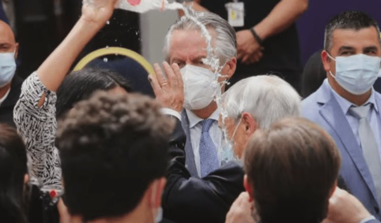 Mujer vierte botella con agua en cabeza del presidente de Chile