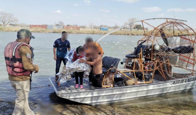 Rescatan a 18 migrantes que quedaron atrapados en el río Bravo
