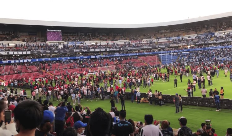 Se arma pelea campal entre aficionados de Querétaro y Atlas; se reportan 22 heridos