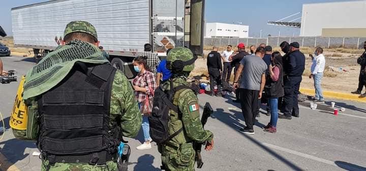 Rescatan a 160 migrantes abandonados en la caja de un tráiler en Coahuila