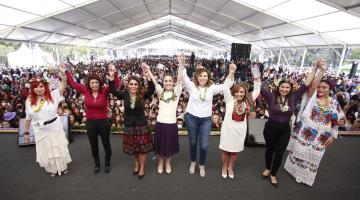 Mujeres de la 4T gritan a Sheinbaum "¡Presidenta!"